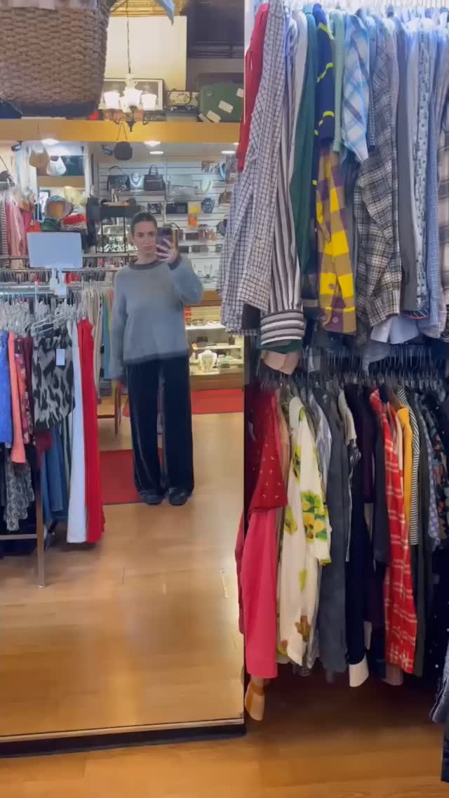 Fall weather essentials ~ velvet & mohair knits. Thanks Claire, looking fabulous‼️♻️🛍️👏🏽
•
•
•#sustainablefashion #resaleboutique #buyselltrade #rethreadsstatestreet #rethreadsmadison #rethreadsstyle #uwmadison #downtownmadisonwi #style #shoplocal #misalosangeles #johnnywas