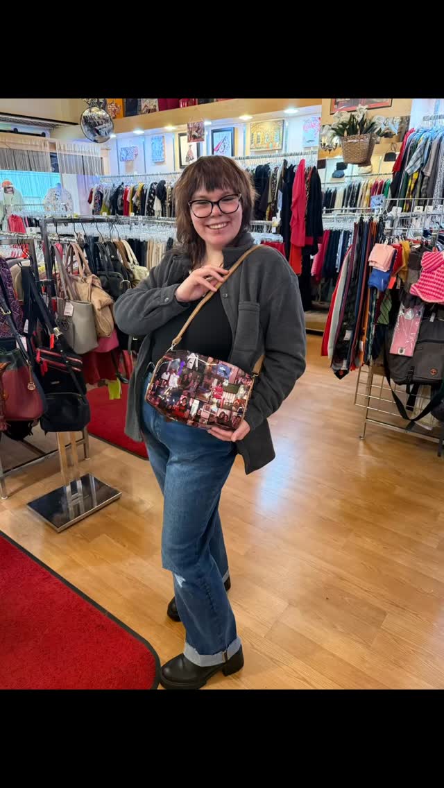 Morgan found her latest masterpiece ~ a Michelle Obama barrel purse. Looking 👀 fabulous ‼️♻️🛍️👜
•
•
•#sustainablefashion #buyselltrade #resaleboutique #rethreadsstatestreet #rethreadsmadison #rethreadsstyle #uwmadison #downtownmadisonwi #shoplocal #style #purses