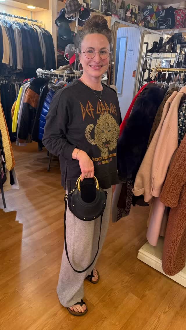 Sarah found her new love~ a Chloe leather pixie bag‼️♻️🛍️💯👜
•
•
•#sustainablefashion #resaleboutique #buyselltrade #rethreadsstatestreet #rethreadsmadison #rethreadsstyle #uwmadison #downtownmadisonwi #style #shoplocal #chloé