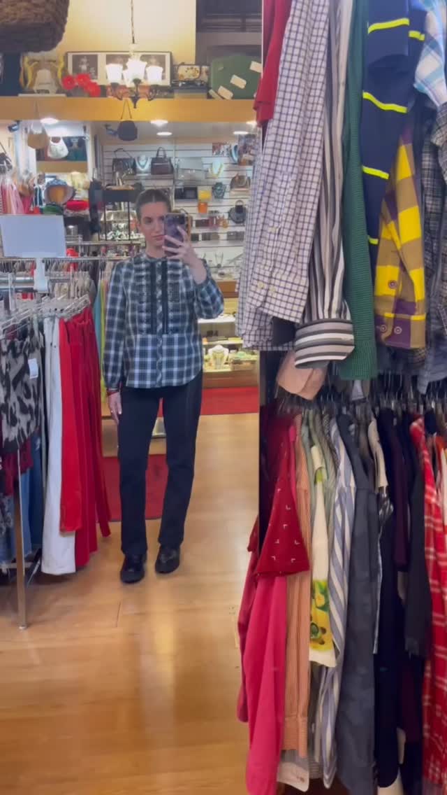 Fall outfit feature~ thanks Claire, looking 👀 fabulous ‼️♻️🛍️👏🏽
•
•
•#sustainablefashion #resaleboutique #buyselltrade #rethreadsstatestreet #rethreadsmadison #rethreadsstyle #uwmadison #downtownmadisonwi #style #shoplocal #fallstyle