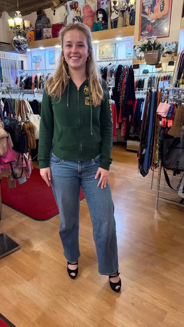 Emily took home these beautiful Prada strappy heels. Looking fabulous‼️♻️🛍️👠👏🏽
•
•
•#sustainablefashion #buyselltrade #resaleboutique #rethreadsmadison #rethreadsstatestreet #rethreadsstyle #uwmadison #downtownmadisonwi #style #shoplocal