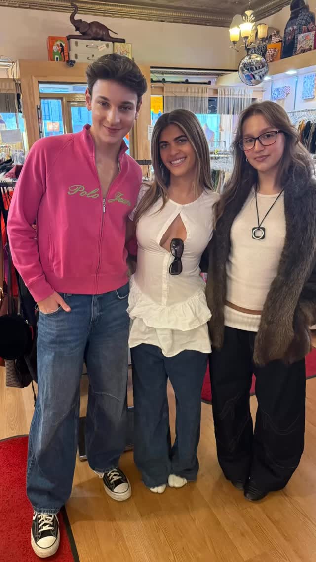 Group pic and looking fabulous‼️♻️👏🏽🕺🏽
•
•
•#sustainablefashion #resaleboutique #rethreadsmadison #rethreadsstatestreet #uwmadison