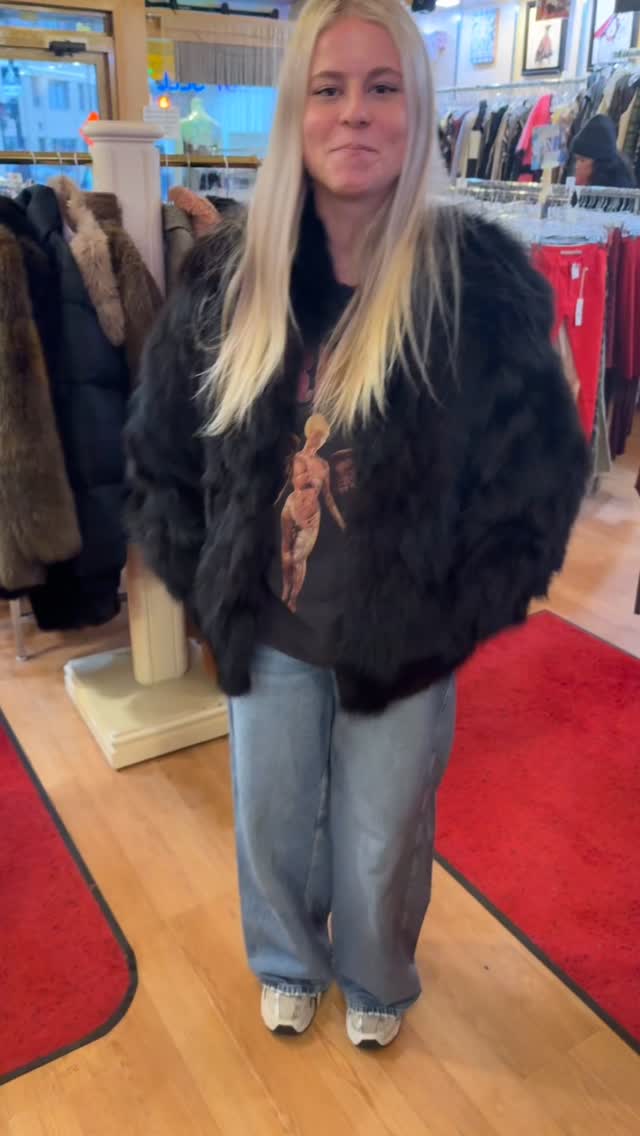 Elinor looking fun-tastic with her new fur jacket‼️♻️🛍️✅
•
•
•#sustainablefashion #resaleboutique #rethreadsstatestreet #rethreadsmadison #rethreadsstyle