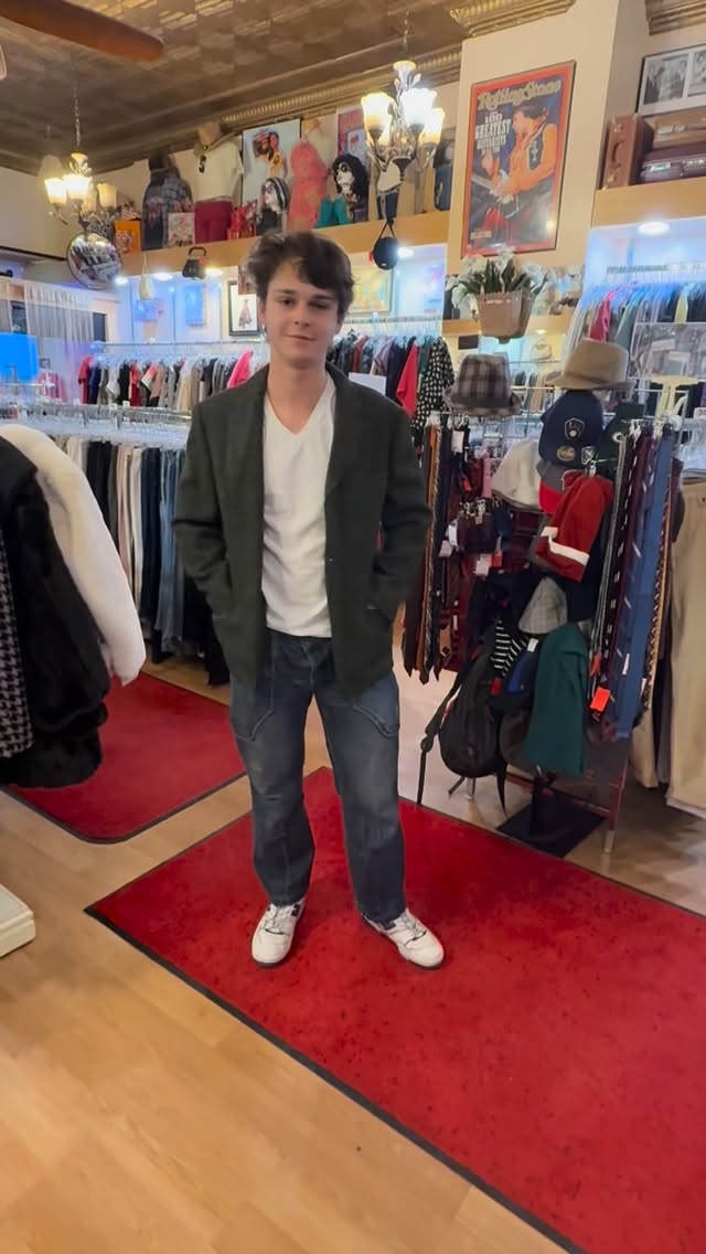 Milo looking 👀 fabulous with his new tweed blazer‼️♻️🛍️👏🏽
•
•
•#rethreadsstatestreet #rethreadsmadison #resaleboutique #rethreadsstyle #uwmadison