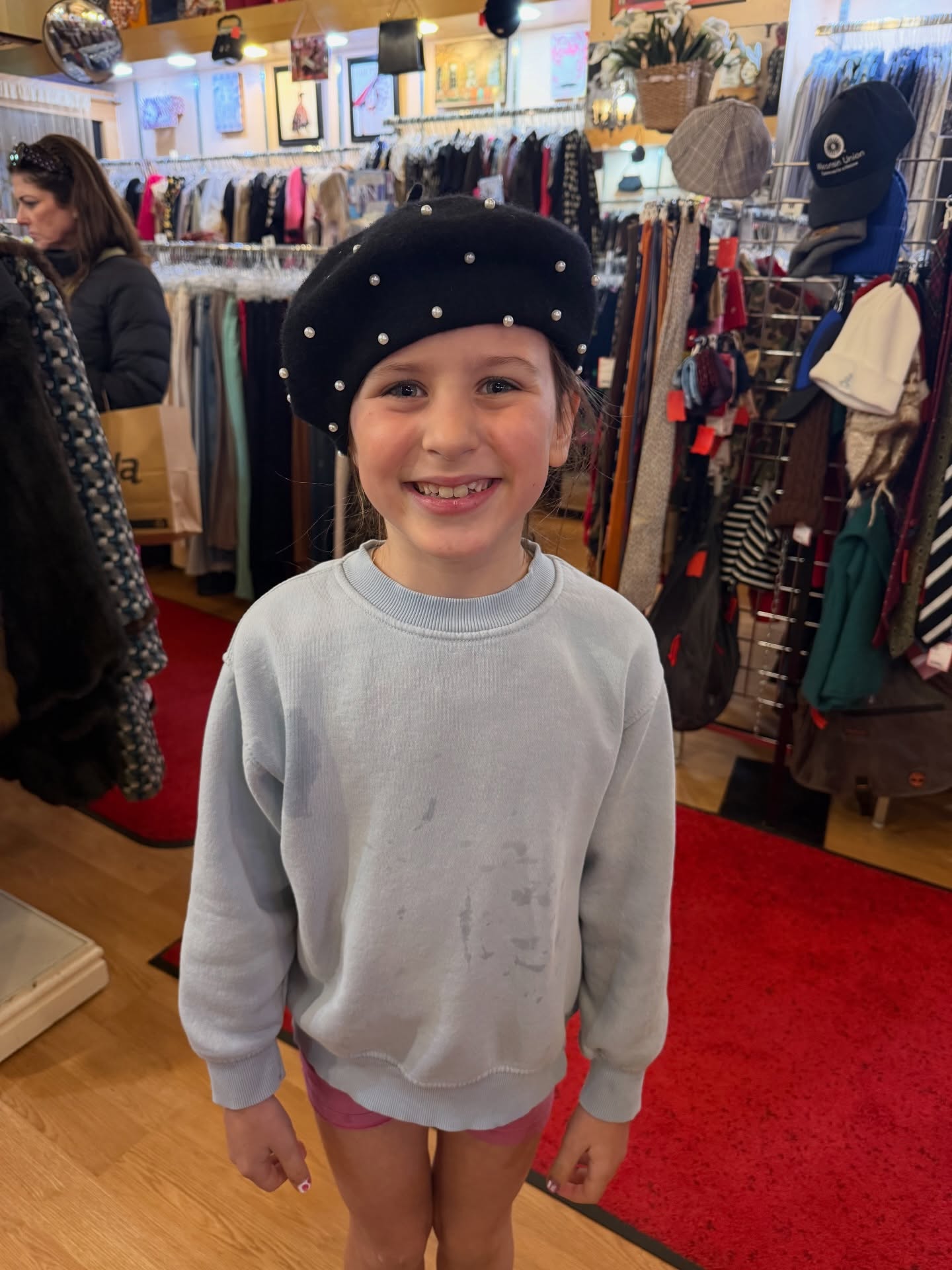 Maggie looking 👀 fabulous with her new pearl embellished beret‼️♻️🛍️✨
•
•
•#rethreadsstyle #rethreadsstatestreet #rethreadsmadison #downtownmadisonwi #uwmadison
