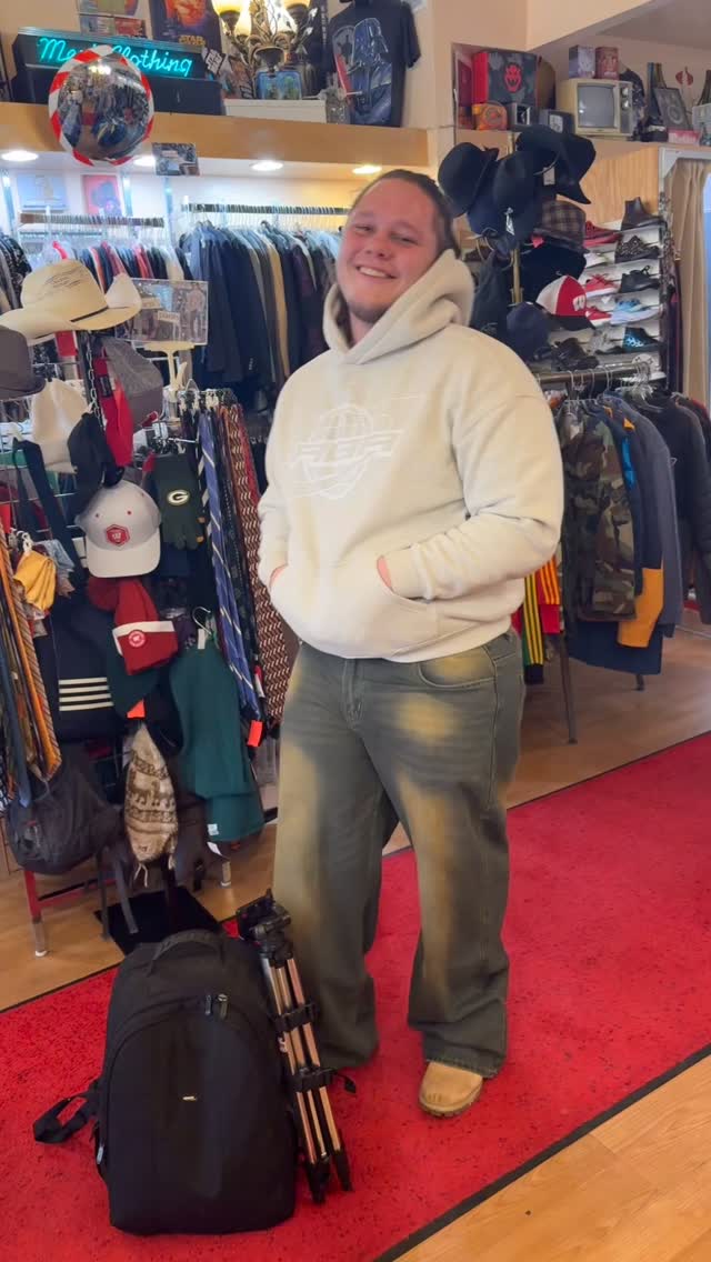 Roland, great seeing you again~keep on wrappin’‼️♻️🛍️👏🏽😎
•
•
•#rethreadsstatestreet #rethreadsmadison #resaleboutique #rethreadsstyle #uw
