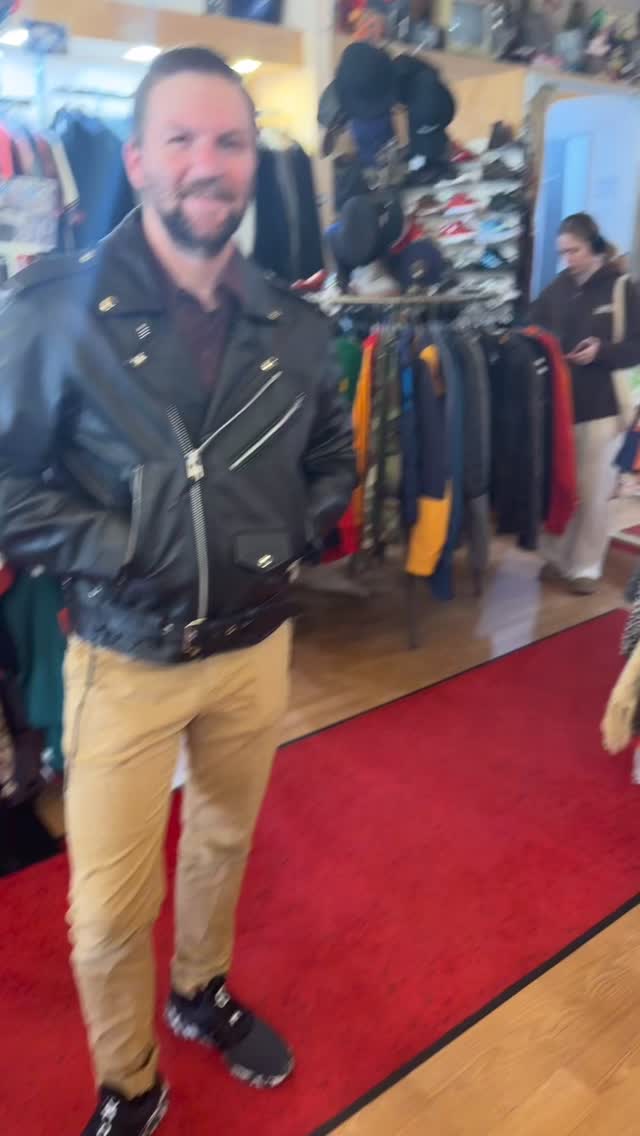 Jonathan looking 👀 fabulous with his new moto leather jacket‼️♻️✨😎
•
•
•#rethreadsstatestreet #rethreadsmadison #resaleboutique #rethreadsstyle #downtownmadisonwi