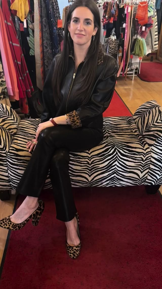 Animal prints ~~ never out of style. Claire looking GRRR-eat‼️♻️🛍️✅
•
•
•#rethreadsstatestreet #rethreadsmadison #rethreadsstyle #resaleboutique #uwmadison
