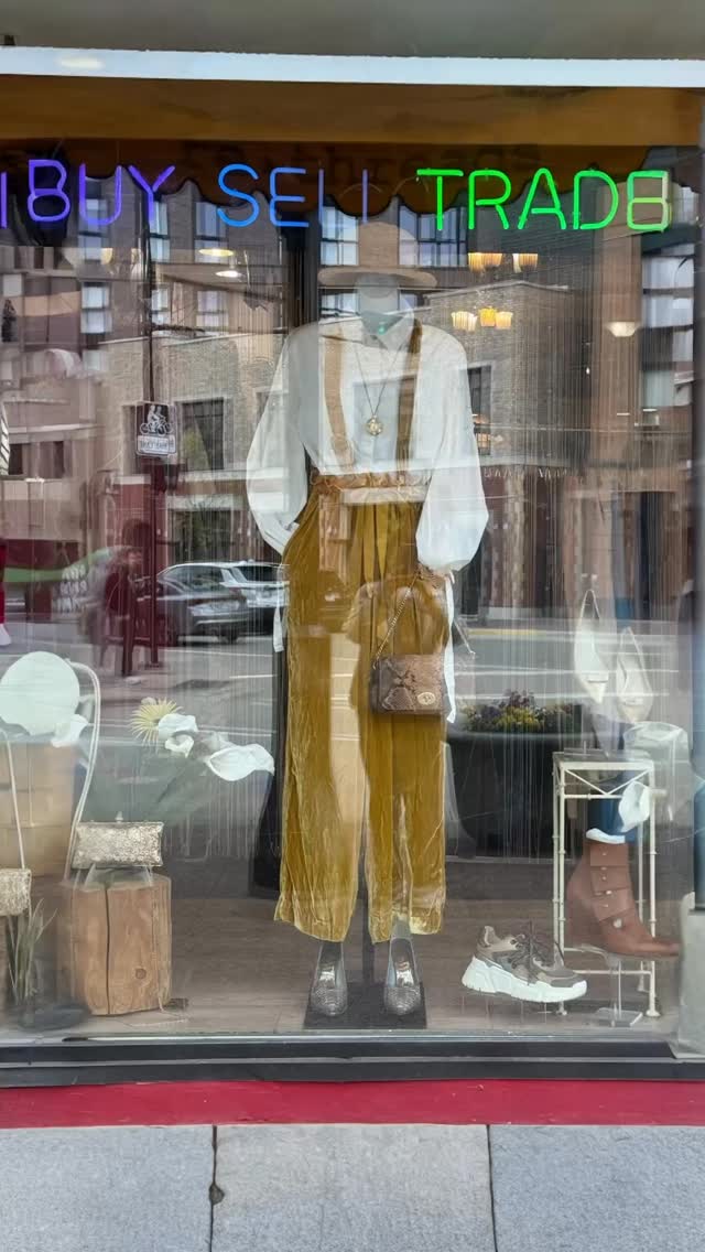 Rock the ochre‼️♻️🛍️✨
•
•
•#rethreadsstatestreet #rethreadsmadison #rethreadsstyle #resaleboutique #downtownmadisonwi