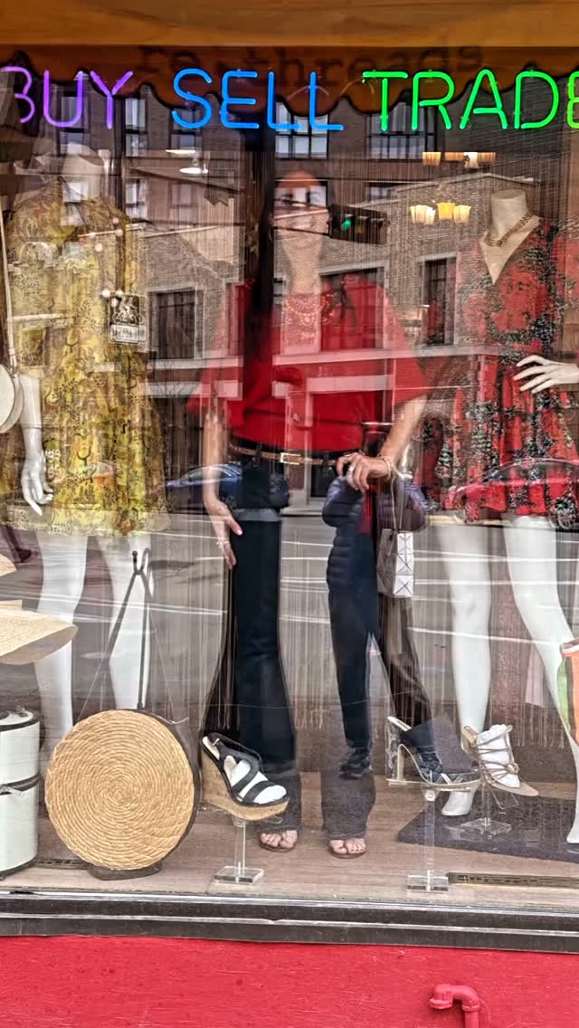 A little 70’s vibe featuring low rise flare legs denim & batwing embellished top. Thanks Claire ~ looking 👀 fabulous ‼️
•
•
•#rethreadsstatestreet #rethreadsmadison #rethreadsstyle #downtownmadisonwi