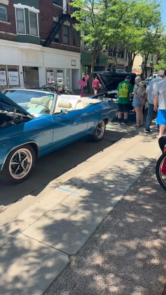 Cars on State and other great finds‼️♻️🛍️😎🚗
•
•
•#rethreadsmadison #rethreadsstatestreet #rethreadsstyle #resaleboutique #downtownmadisonwi