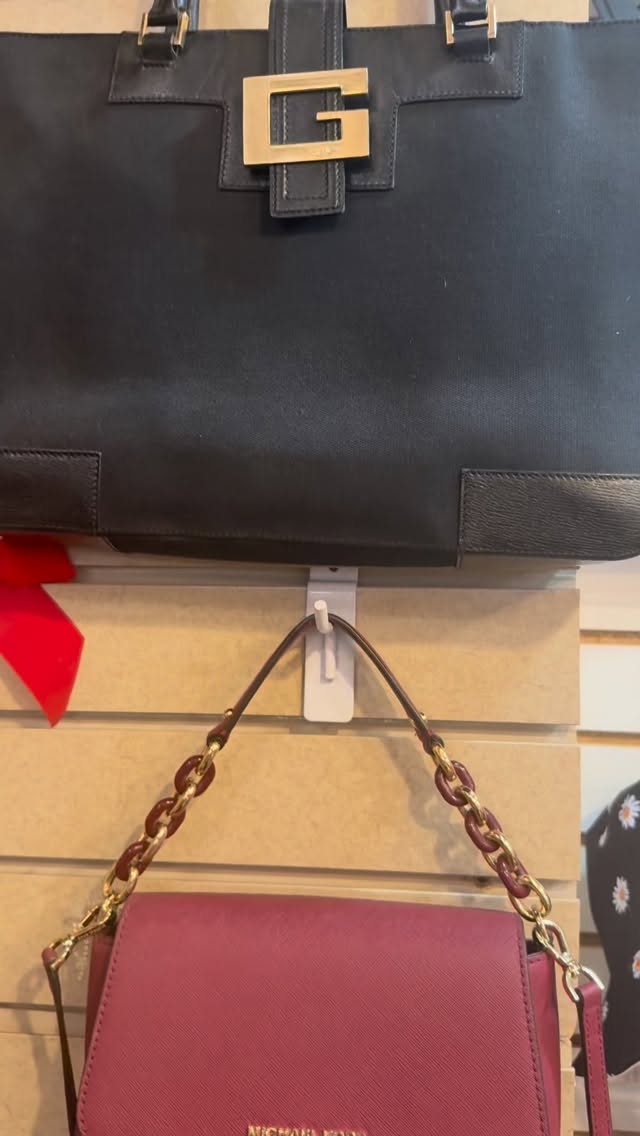 ~ a few goodies & gems ~🛍️♻️🌼
•
•
•#rethreadsstatestreet #rethreadsmadison #rethreadsstyle #resaleboutique #downtownmadisonwi