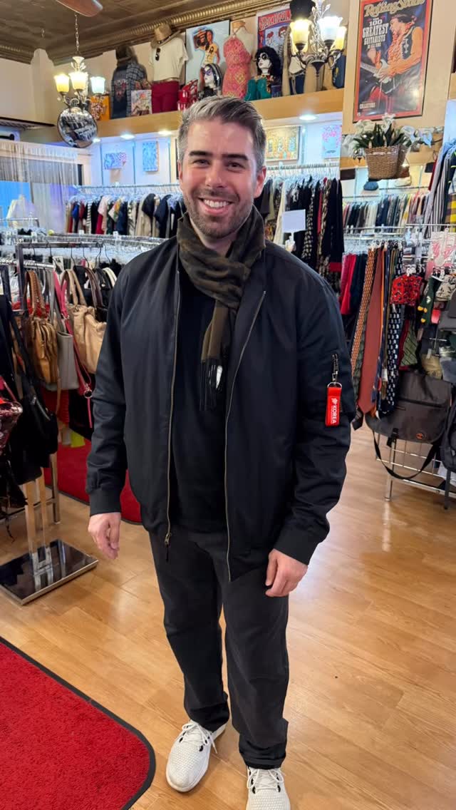 Colder weather pit stop shopping with Jonathan~ looking great‼️♻️🛍️😎
•
•
•#sustainablefashion #buyselltrade #resaleboutique #rethreadsstatestreet #rethreadsmadison #rethreadsstyle #uwmadison #downtownmadisonwi #style #shoplocal