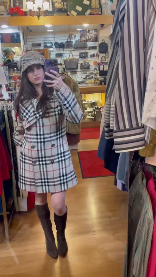 We’re on Burr—berry overdrive! Thanks Claire, looking 👀 fabulous ‼️♻️🛍️👏🏽🧥
•
•
•#sustainablefashion #resaleboutique #rethreadsstatestreet #rethreadsmadison #rethreadsstyle