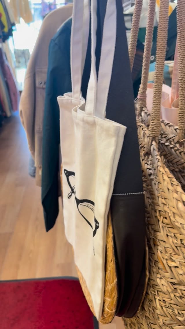 Warm weather essentials👒🩳‼️♻️🌞🛍️
•
•
•#rethreadsstatestreet #rethreadsmadison #rethreadsstyle #resaleboutique #resaleboutique