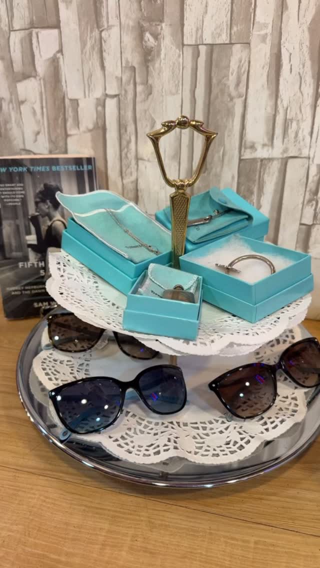 What’s in your platter? We will have Tiffany seconds please‼️♻️🛍️🕶️💎
•
•
•#rethreadsstatestreet #rethreadsmadison #resaleboutique #rethreadsstyle #uwmadison