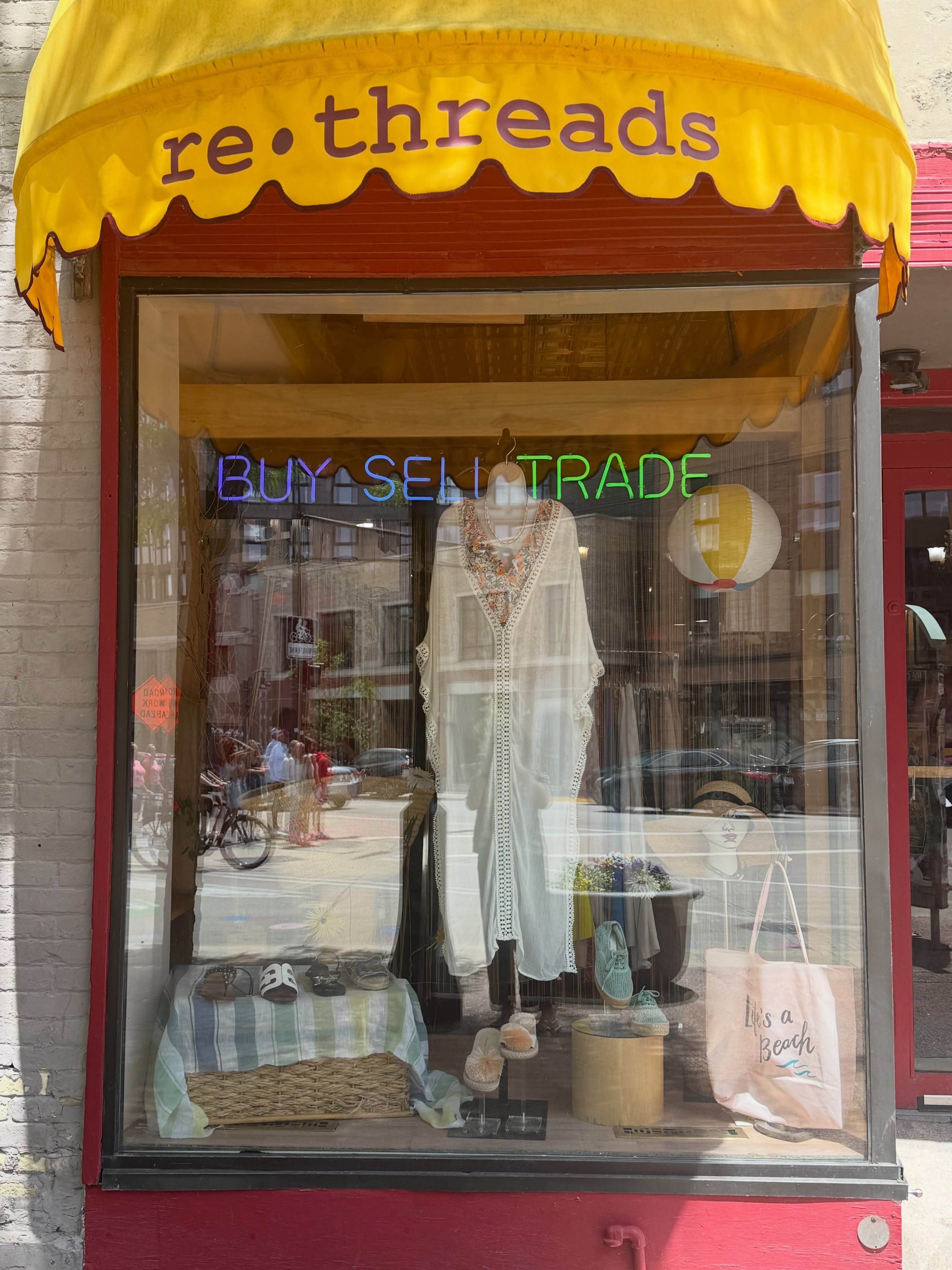 Life is a grand beach‼️♻️🛍️😎
•
•
•#rethreadsstyle #rethreadsmadison #rethreadsstatestreet #uwmadison #downtownmadisonwi