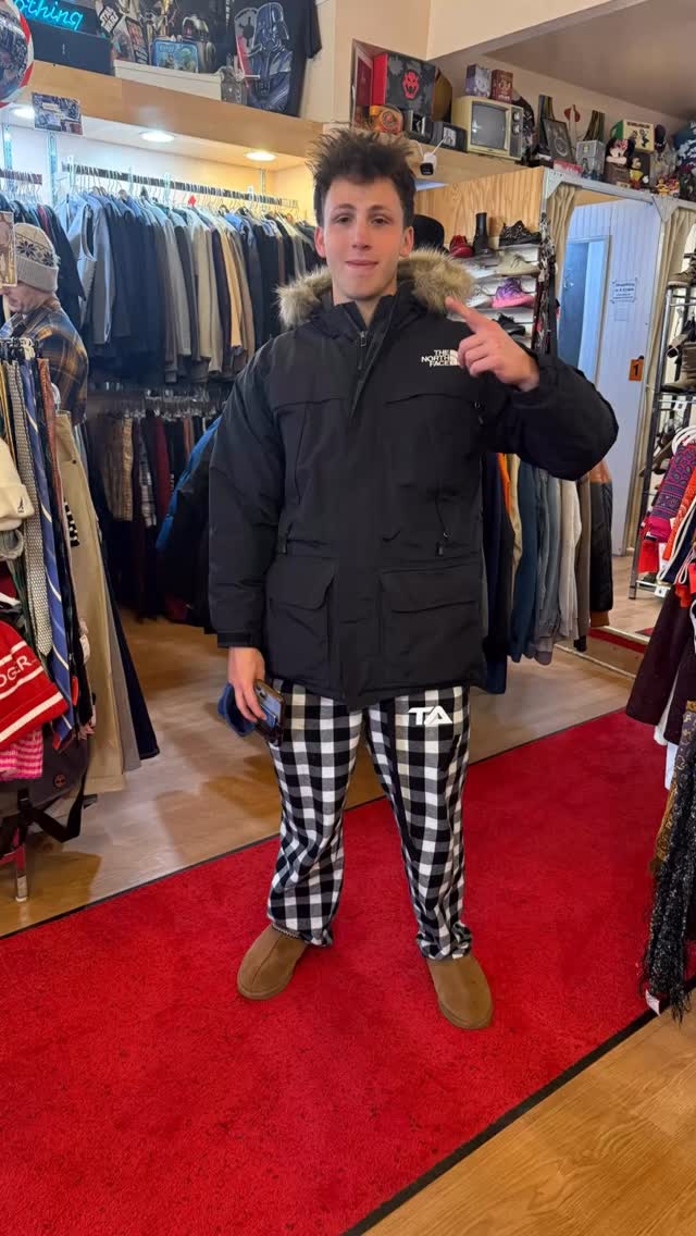 Dylan scored this colder weather essential ~an ultra warm down parka. Looking 👀 great‼️♻️👏🏽🛍️❄️
•
•
•#sustainablefashion #resaleboutique #rethreadsmadison #rethreadsstatestreet #rethreadsstyle