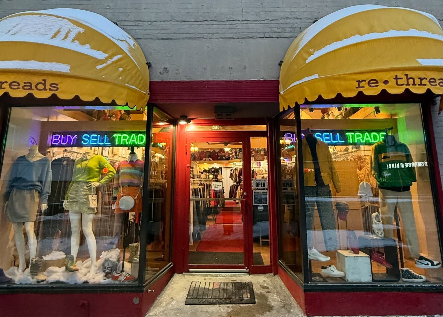 Welcome back students. Stop in & find your new semester faves‼️♻️🛍️✅👔👗
•
•
•#sustainablefashion #resaleboutique #rethreadsstatestreet #rethreadsmadison #uwmadison