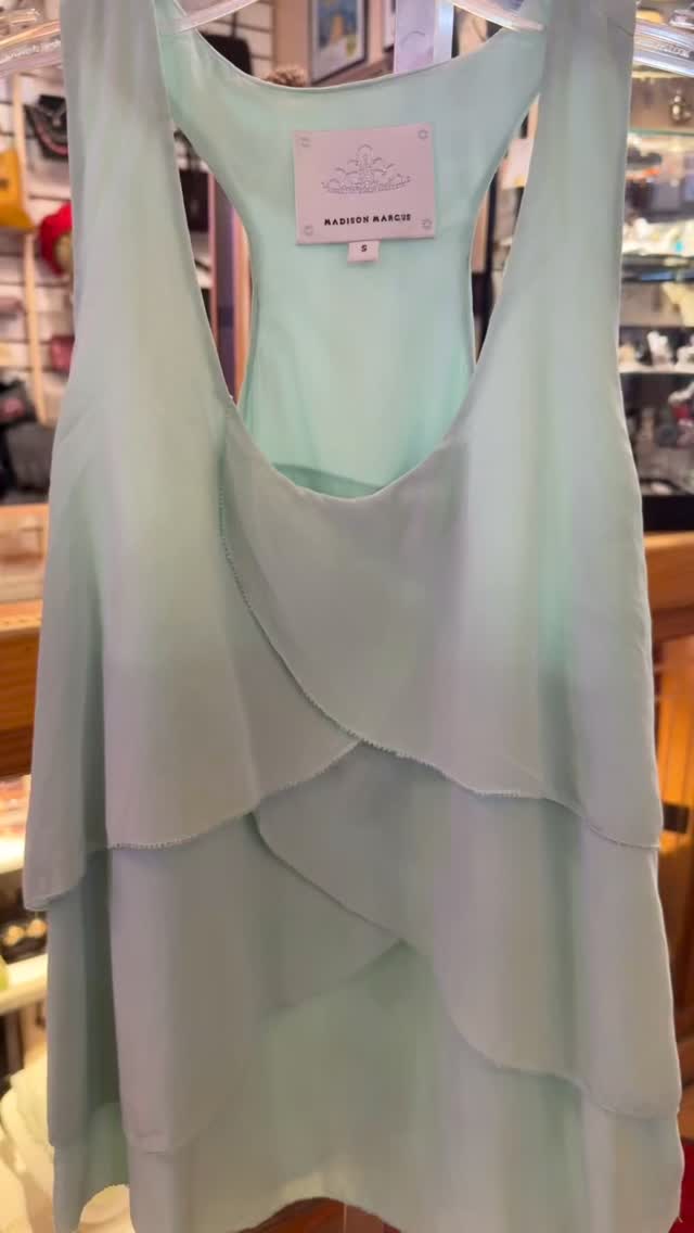 Step into spring with great styles & brands‼️♻️🛍️🌼
••
•
•#rethreadsstyle #rethreadsstatestreet #rethreadsmadison #resaleboutique #downtownmadisonwi