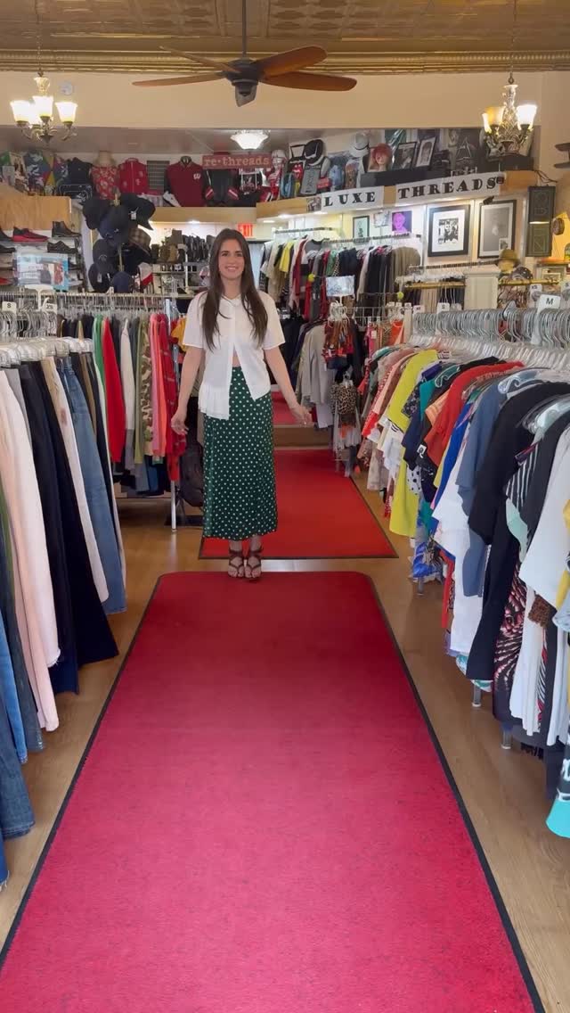 Make it an outfit day worth remembering ~ looking fabulous‼️♻️🛍️🌼
•
•
•#rethreadsstatestreet #rethreadsmadison #rethreadsstyle #resaleboutique #uwmadison